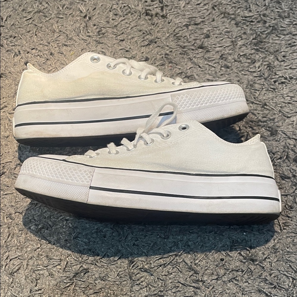 Converse Chuck Taylor platform low